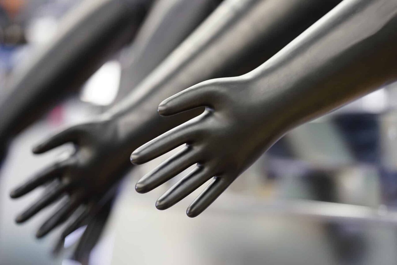 Laboratory Glove Boxes and Isolators