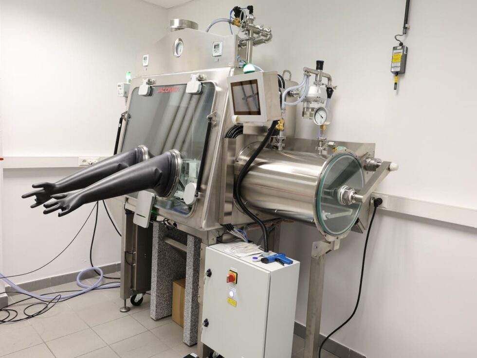 Precise humidity control isolator - Jacomex