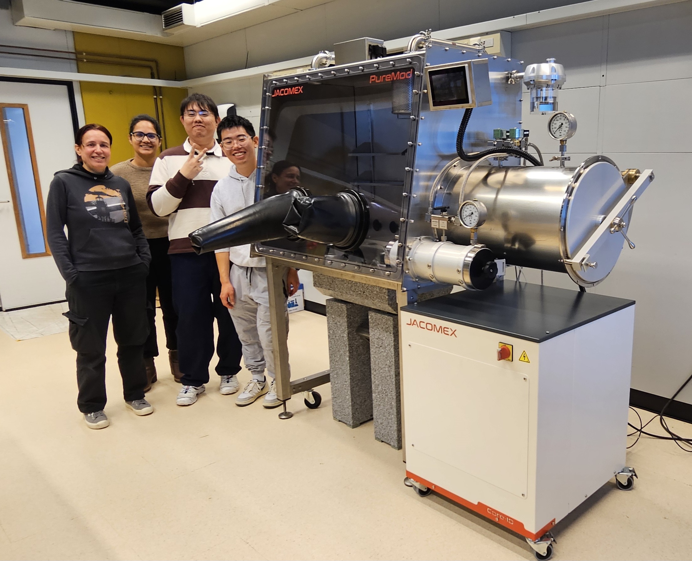 Glove box for precision analysis