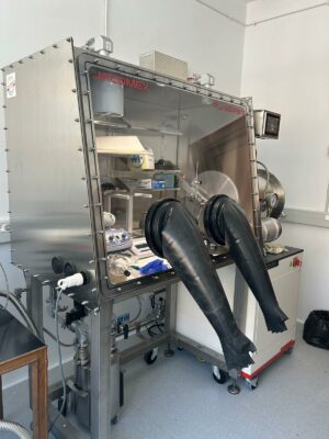 Purified glove box for energy research
