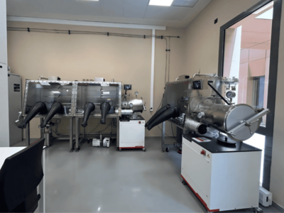 Assembly of lithium and sodium batteries