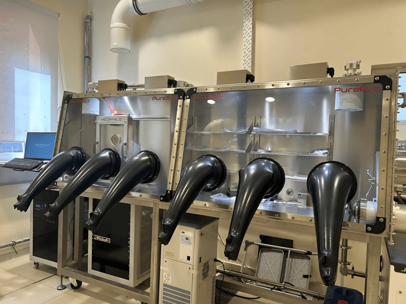 Glove box with integrated PVD