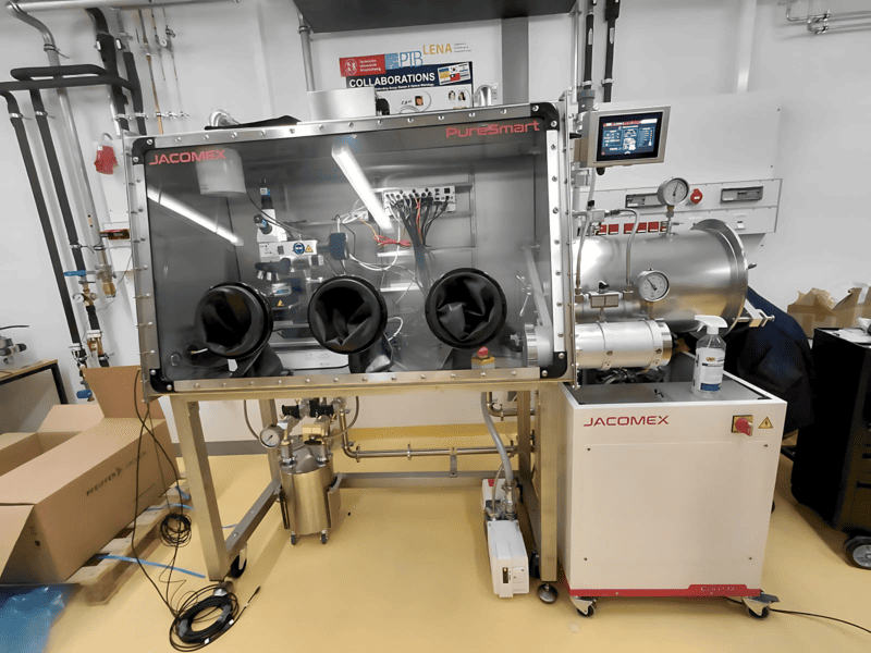 Production of 2D heterostructures in a controlled atmosphere